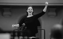 Oksana esulta per i successo della prima direzione di Wagner a Bayreuth a cura di una donna